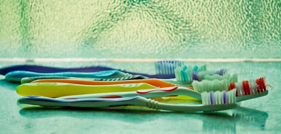 toothbrush-390870_1920